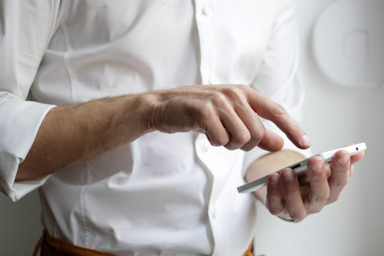 Smartphone auf einem Schreibtisch